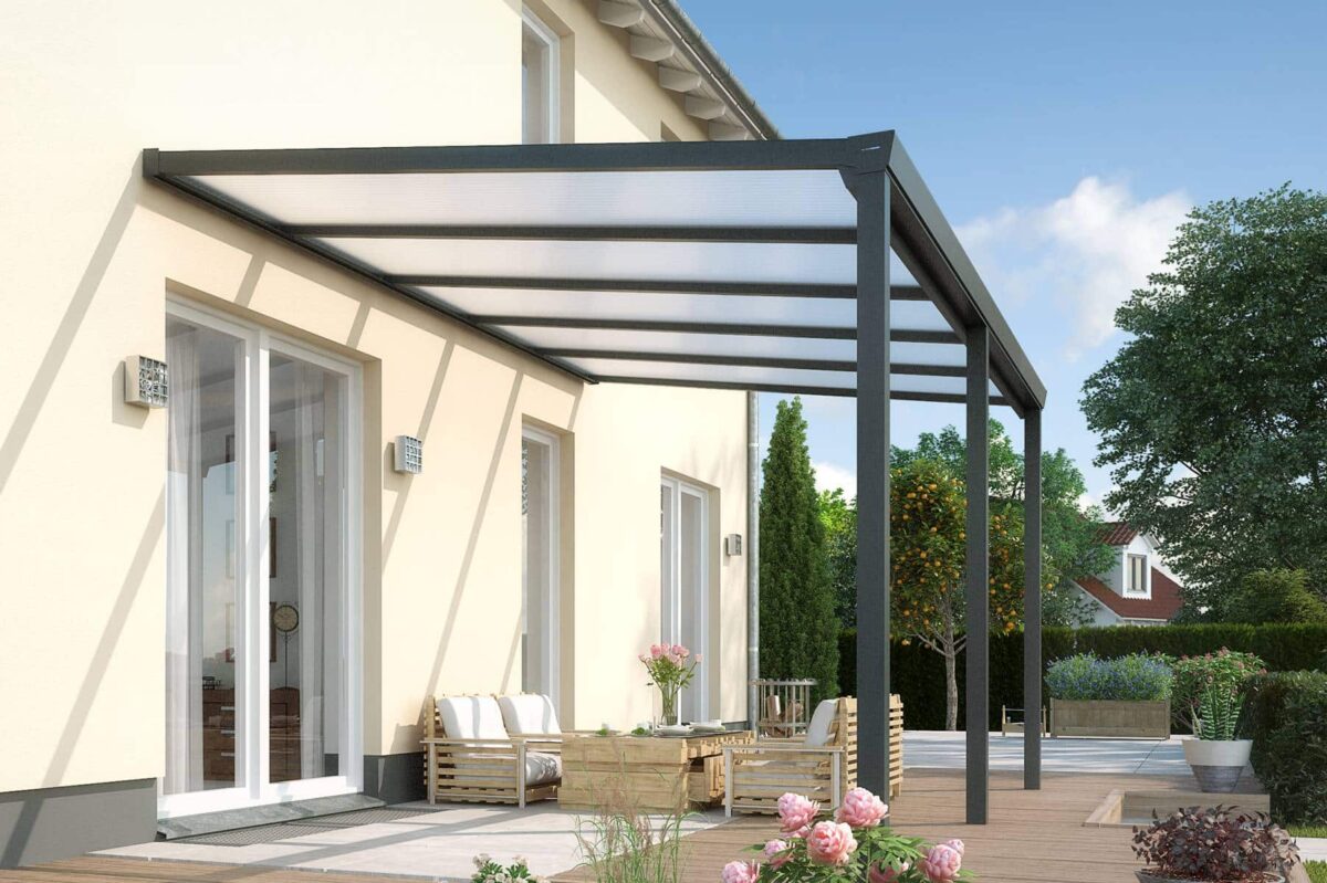 Pérgola de aluminio con techo de policarbonato junto a una casa moderna.