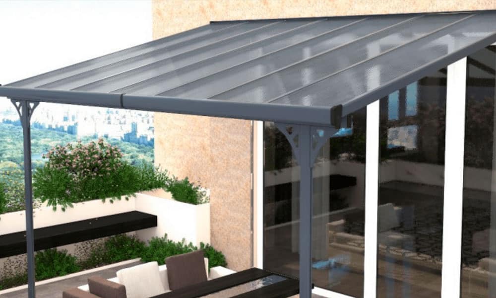 Pérgola con techo de placas de policarbonato