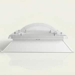 Placa de policarbonato blanca con forma cuadrada y cúpula transparente, acabada en mate.