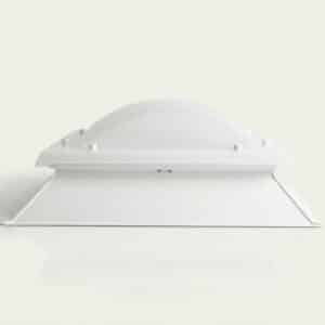 Placa de policarbonato blanca con forma cuadrada y cúpula semiesférica en la parte superior, superficie lisa y acabo mate. Claraboya bivalva.