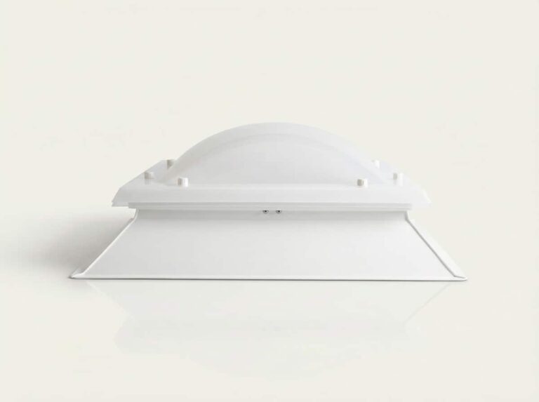 Placa de policarbonato blanca con forma cuadrada y cúpula semiesférica en la parte superior, superficie lisa y acabo mate. Claraboya bivalva.