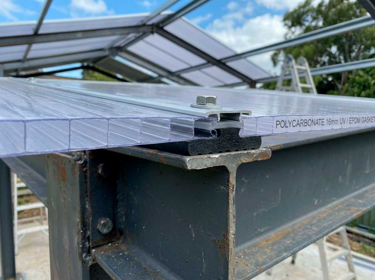 Junta de goma EPDM entre estructura y placa de policarbonato para amortiguar ruido